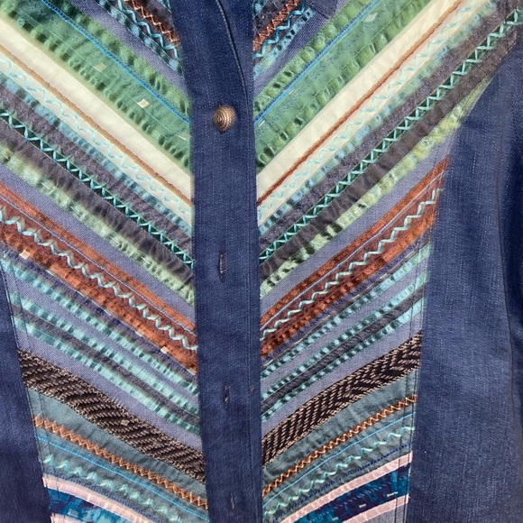 Northern Isles Women’s Denim Jacket Aztec Print Size Medium EUC - Picture 2 of 3